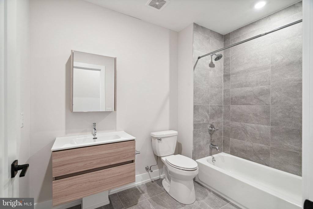 6144 GERMANTOWN AVENUE Unit: C03