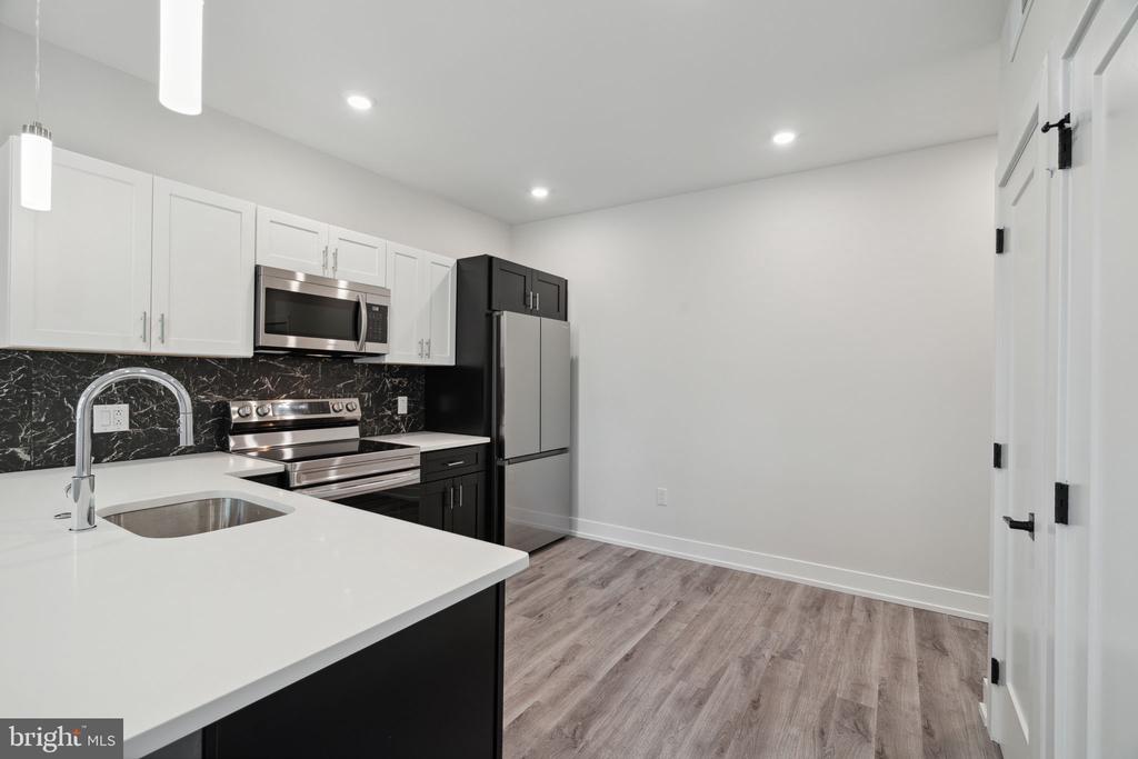 6144 GERMANTOWN AVENUE Unit: C11