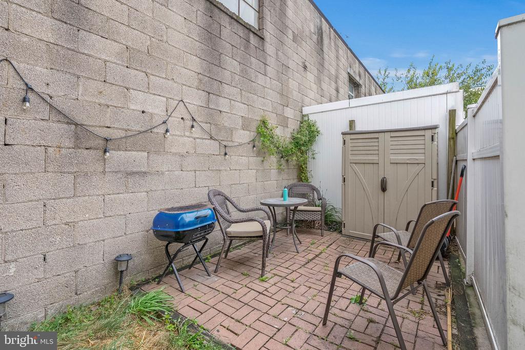 1037 CREASE STREET