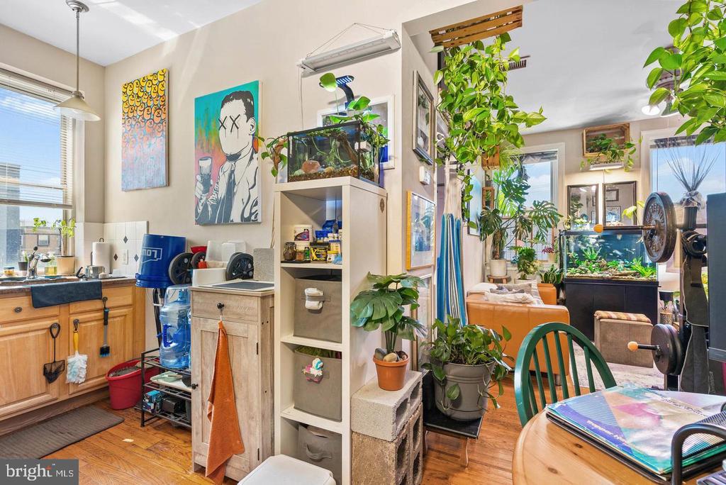 1537 S 6TH STREET