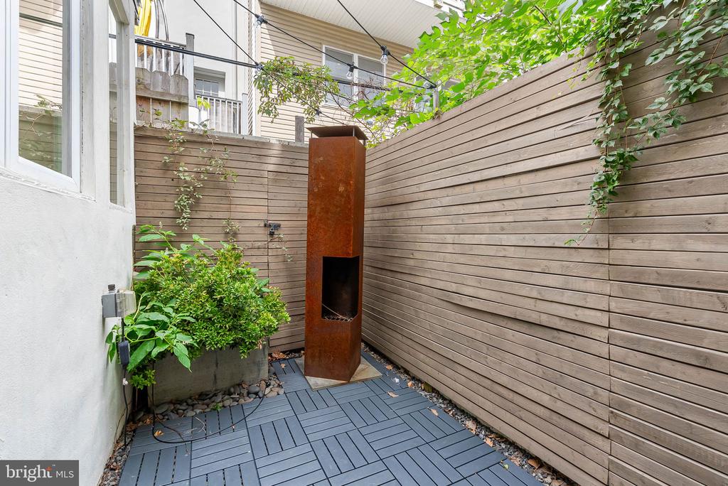1309 CHRISTIAN STREET