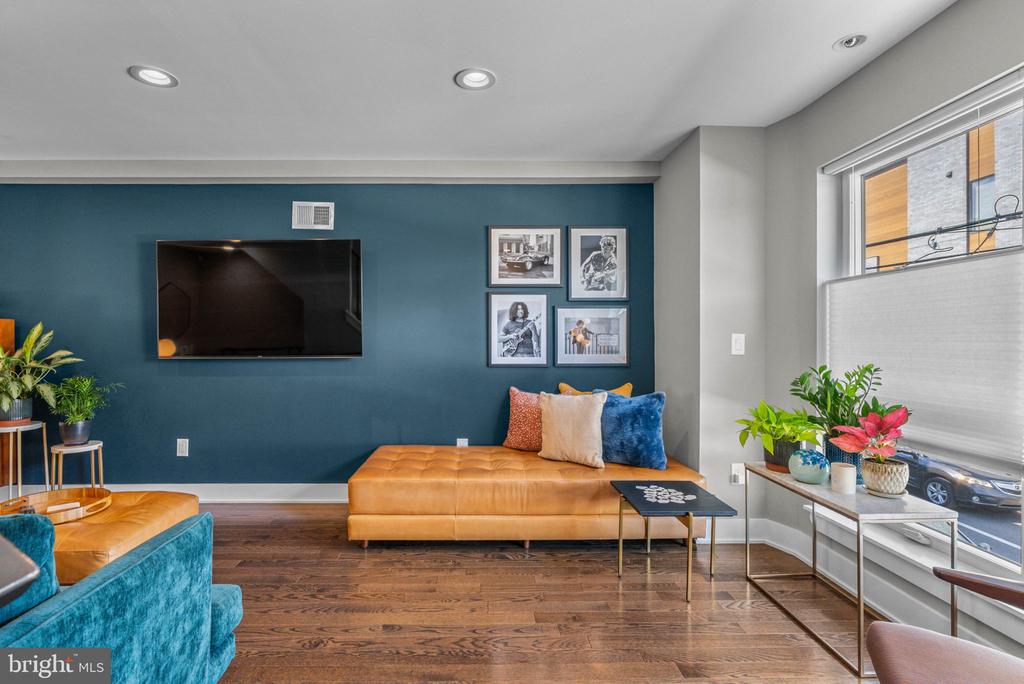 190 W OXFORD STREET