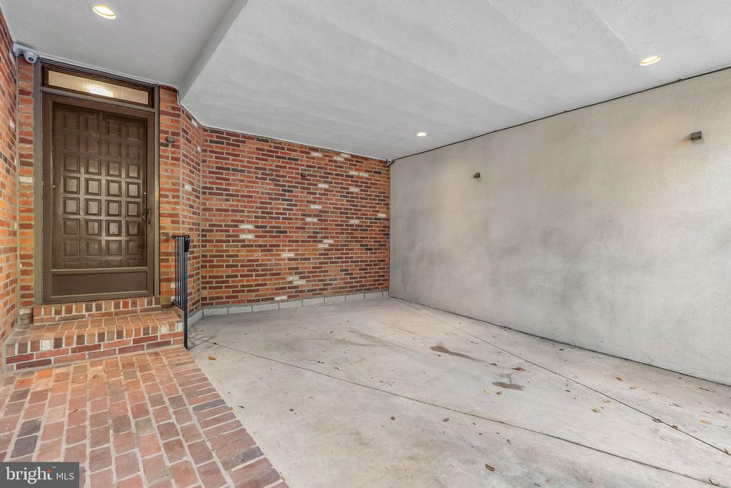 956 S FRONT STREET