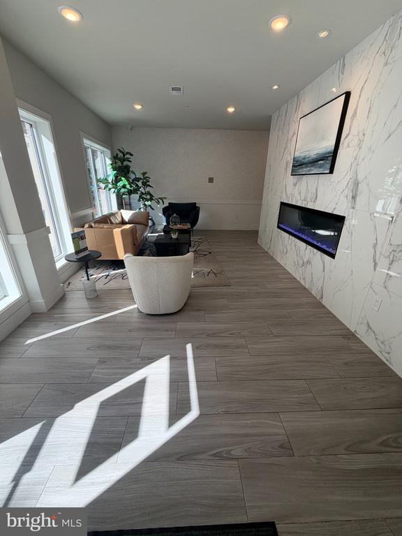 101 W OXFORD STREET
