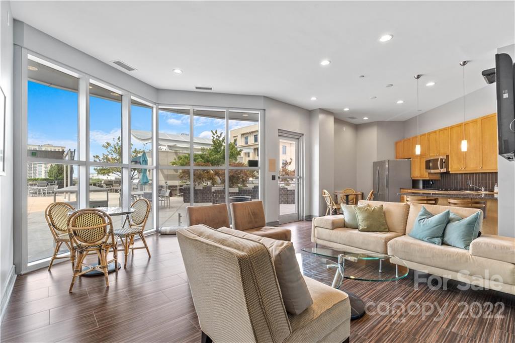 333 W Trade Street Unit: 1409