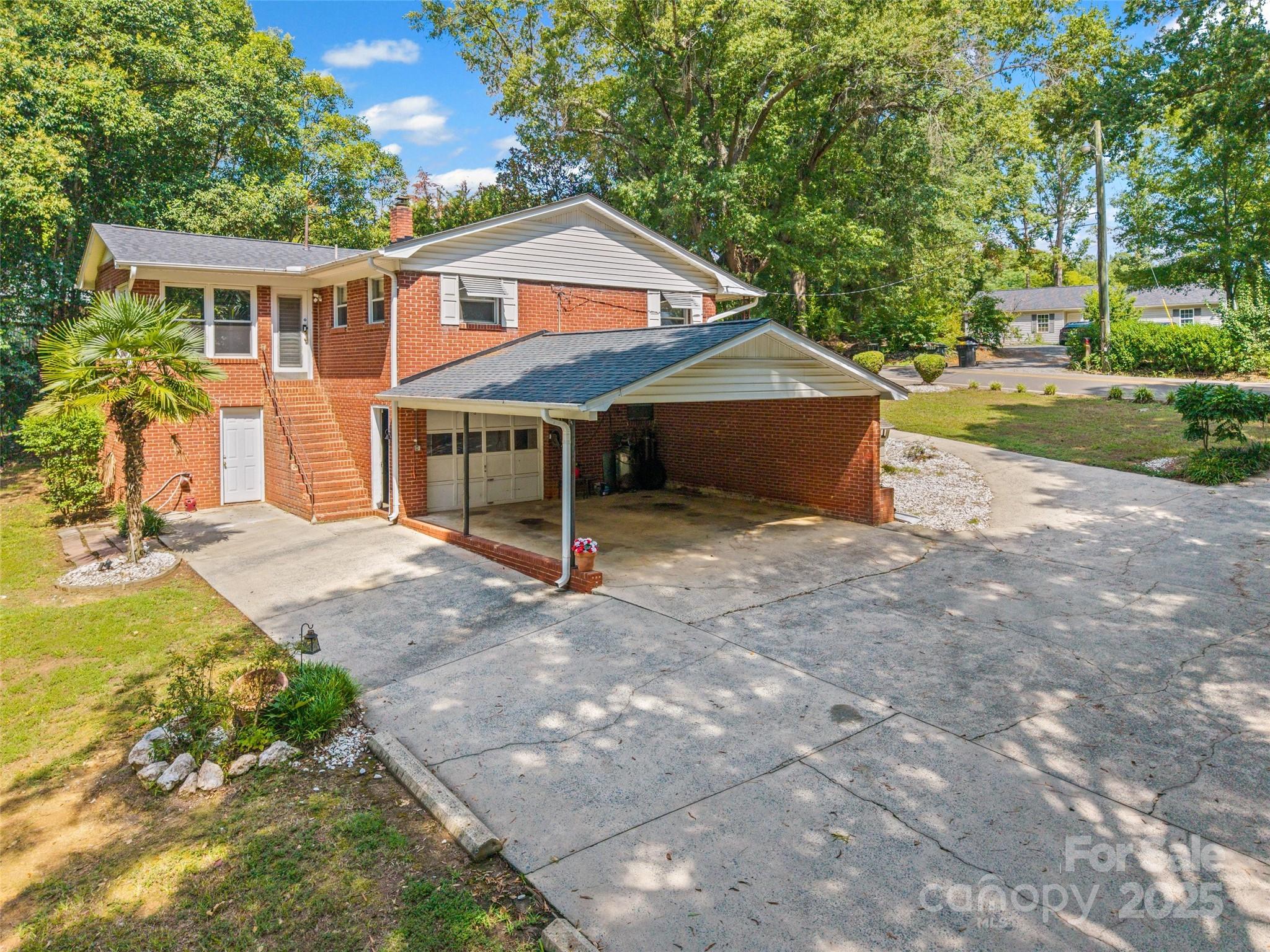 527 W Park Drive