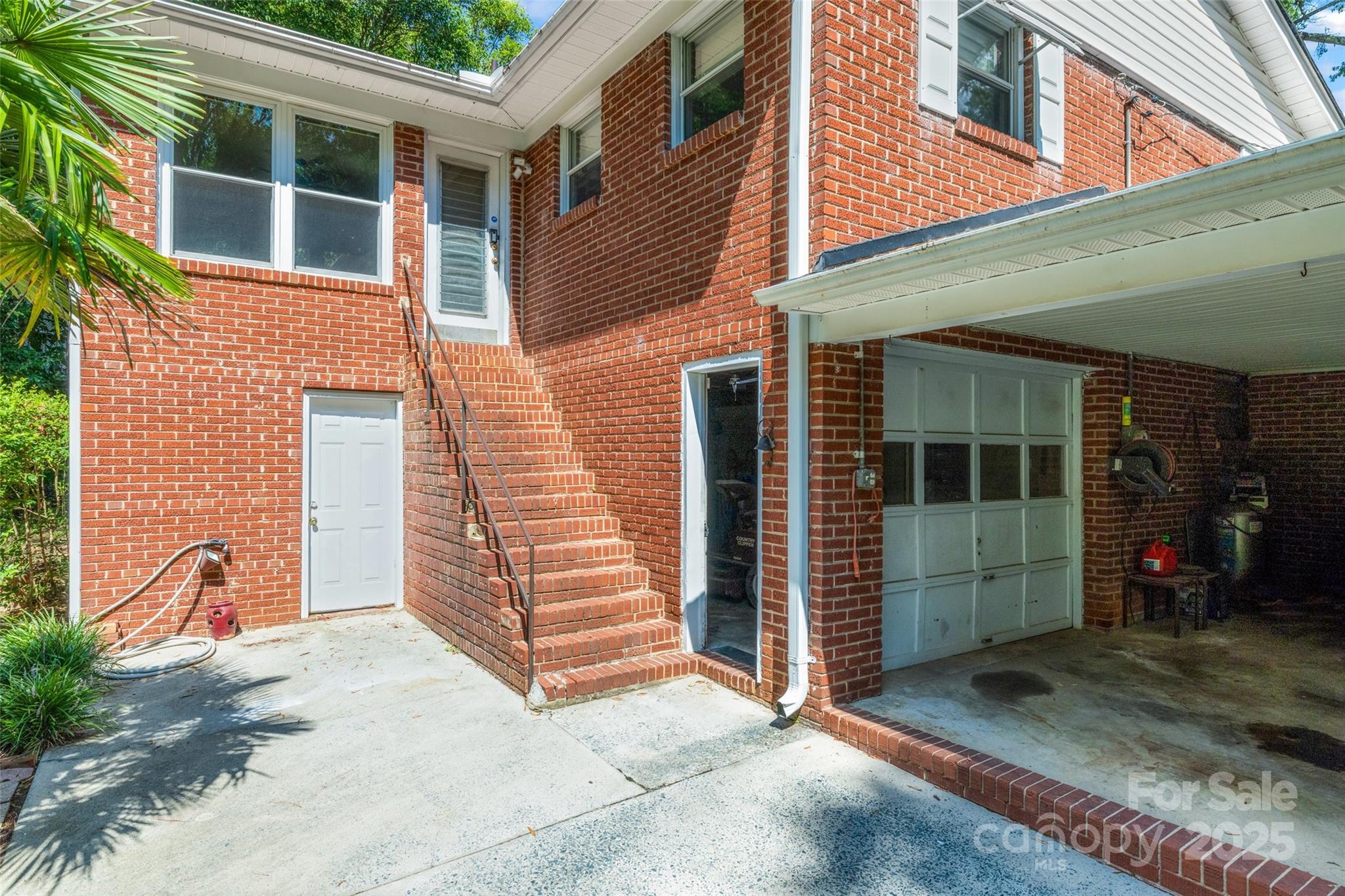527 W Park Drive