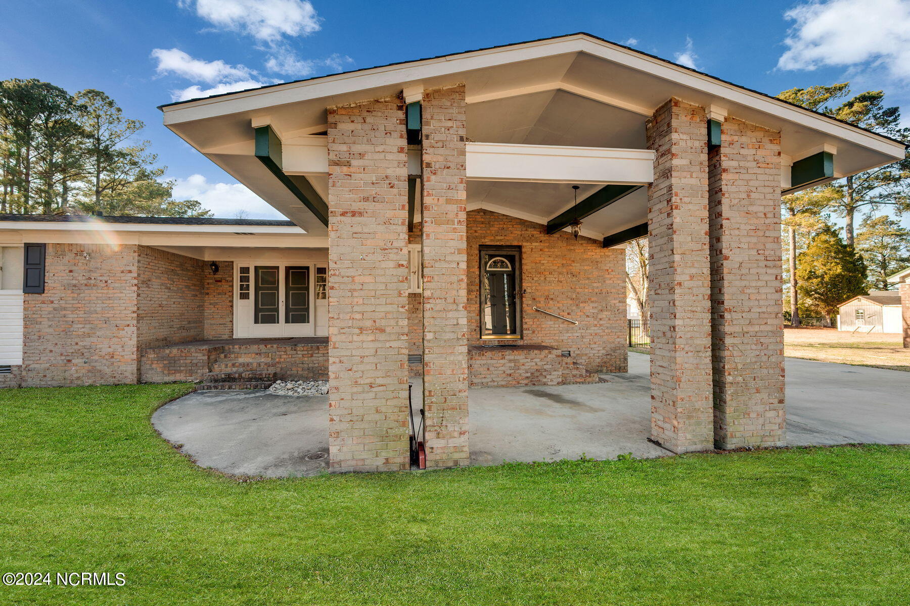 104 N Eden Drive