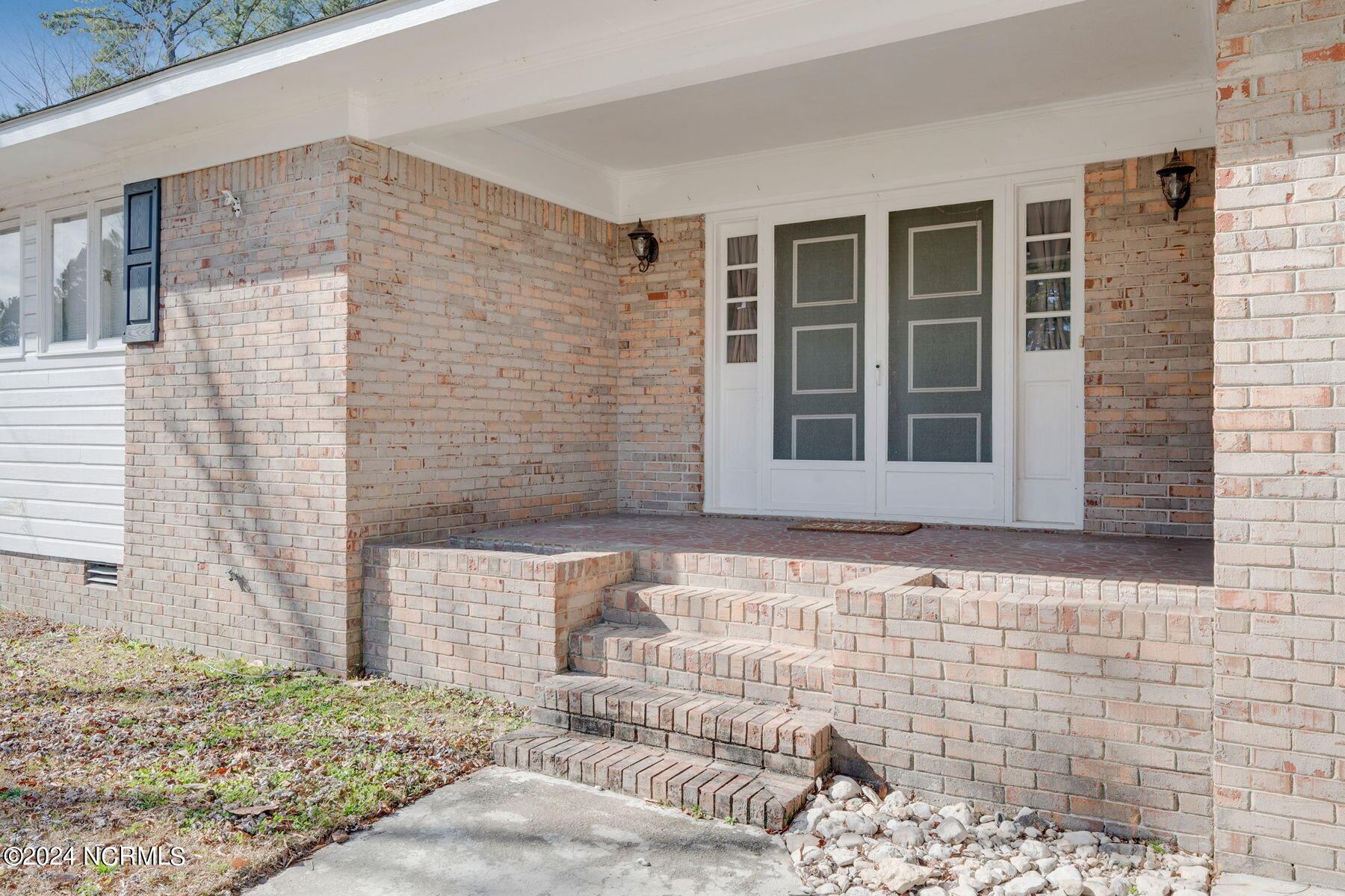 104 N Eden Drive