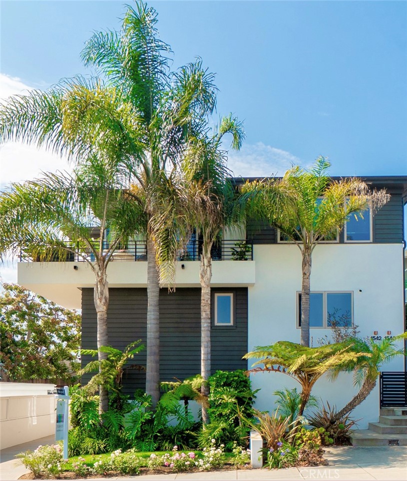1542 Manhattan Beach Blvd