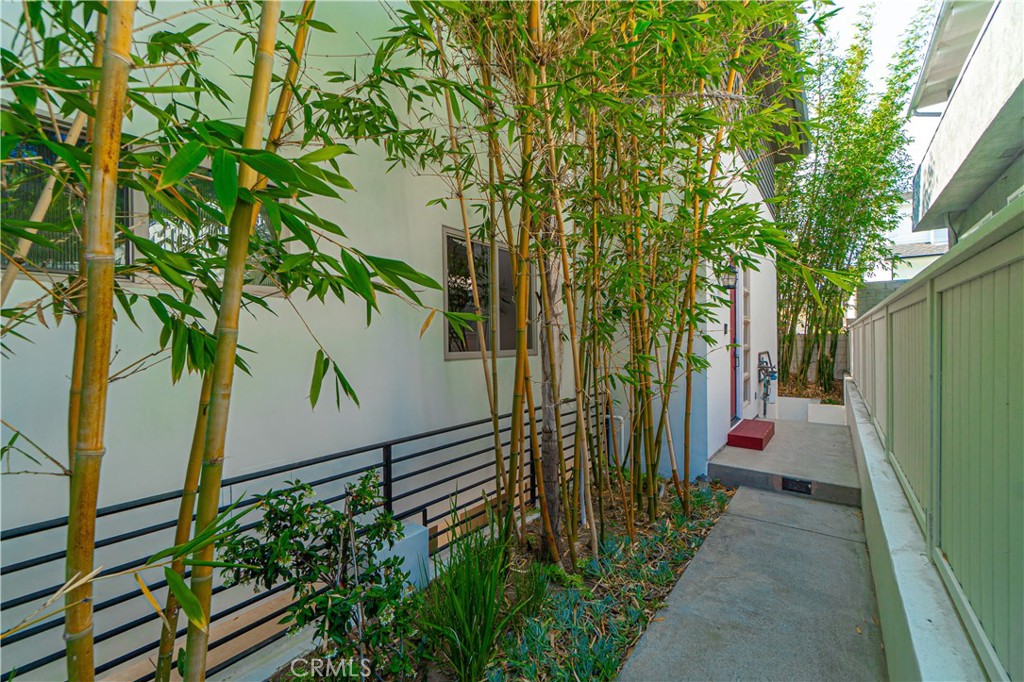 1542 Manhattan Beach Blvd