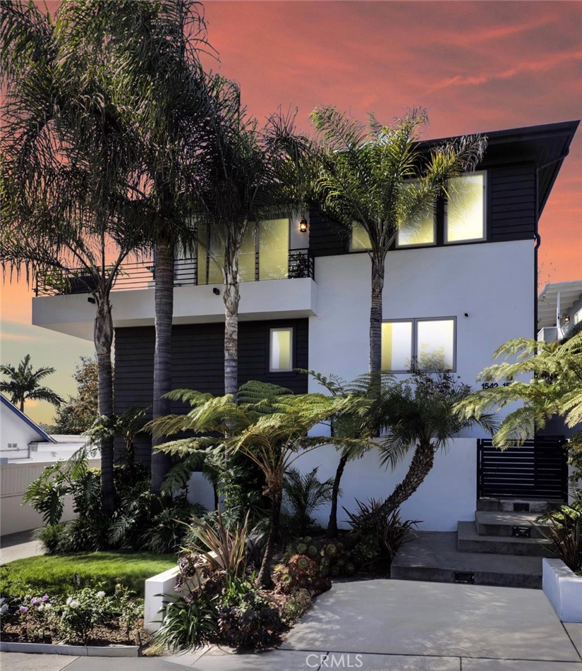 1542 Manhattan Beach Blvd
