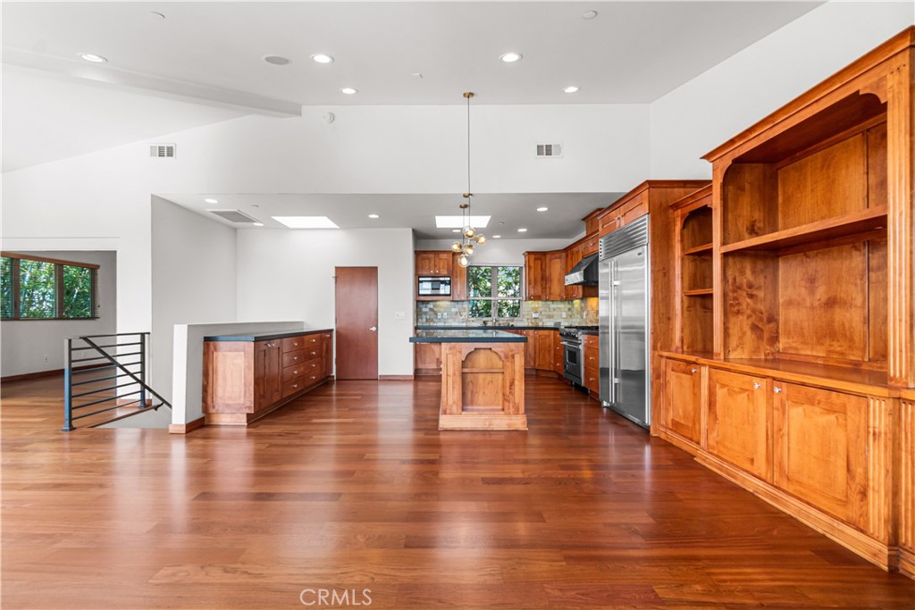 1542 Manhattan Beach Blvd