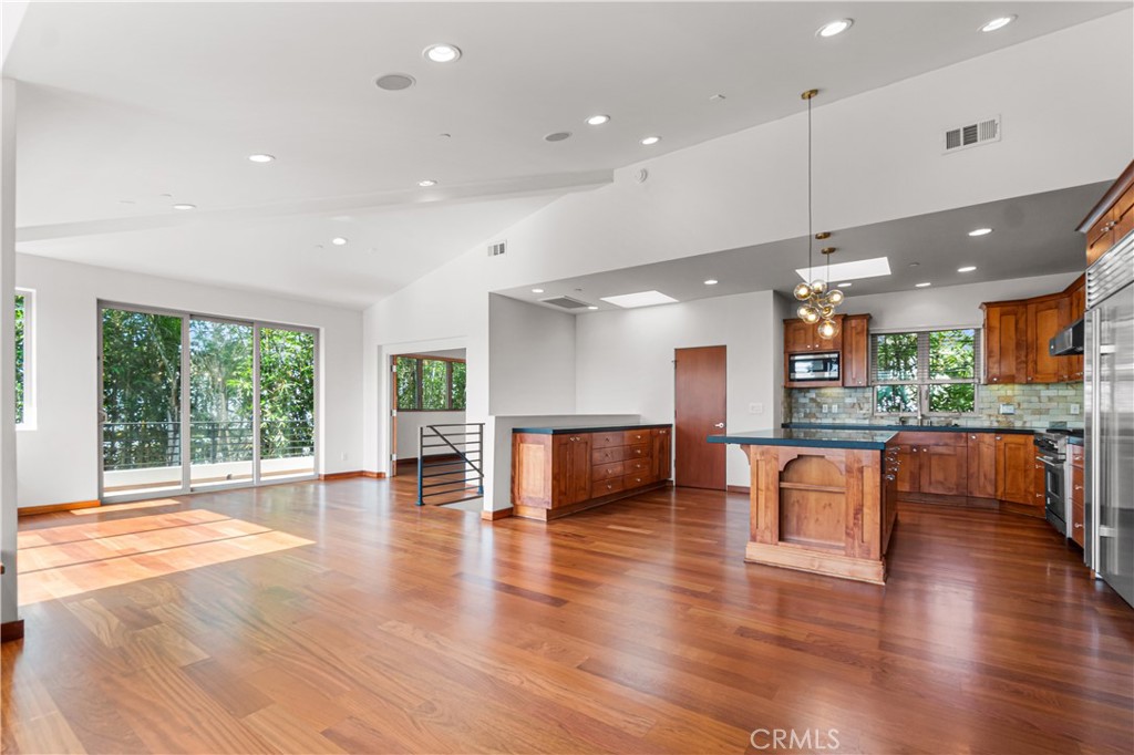1542 Manhattan Beach Blvd