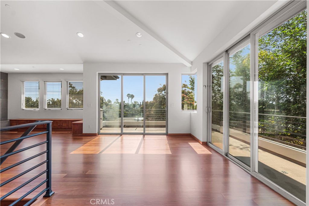 1542 Manhattan Beach Blvd
