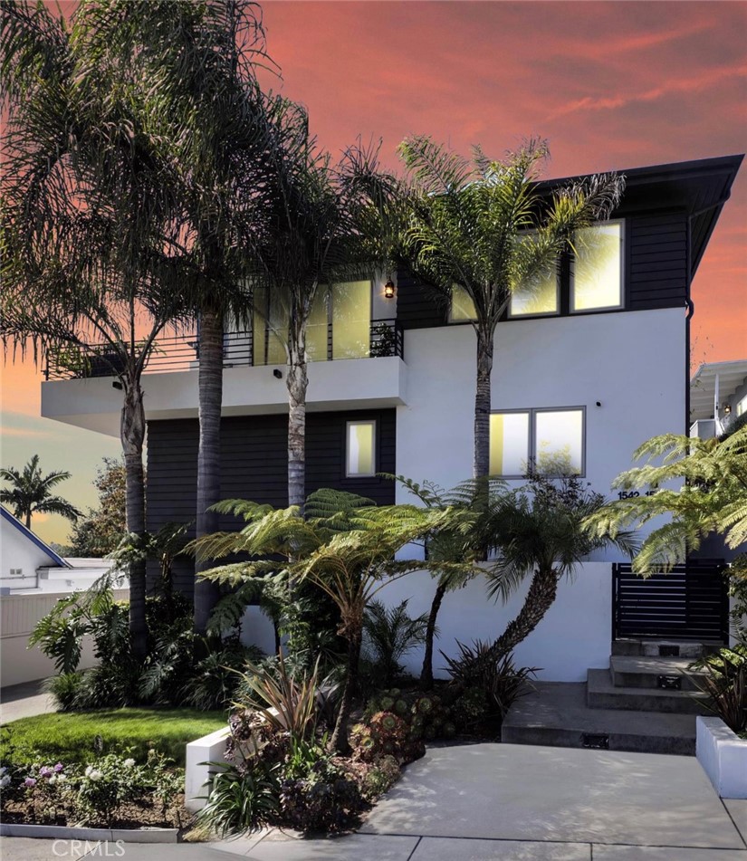 1542 Manhattan Beach Blvd