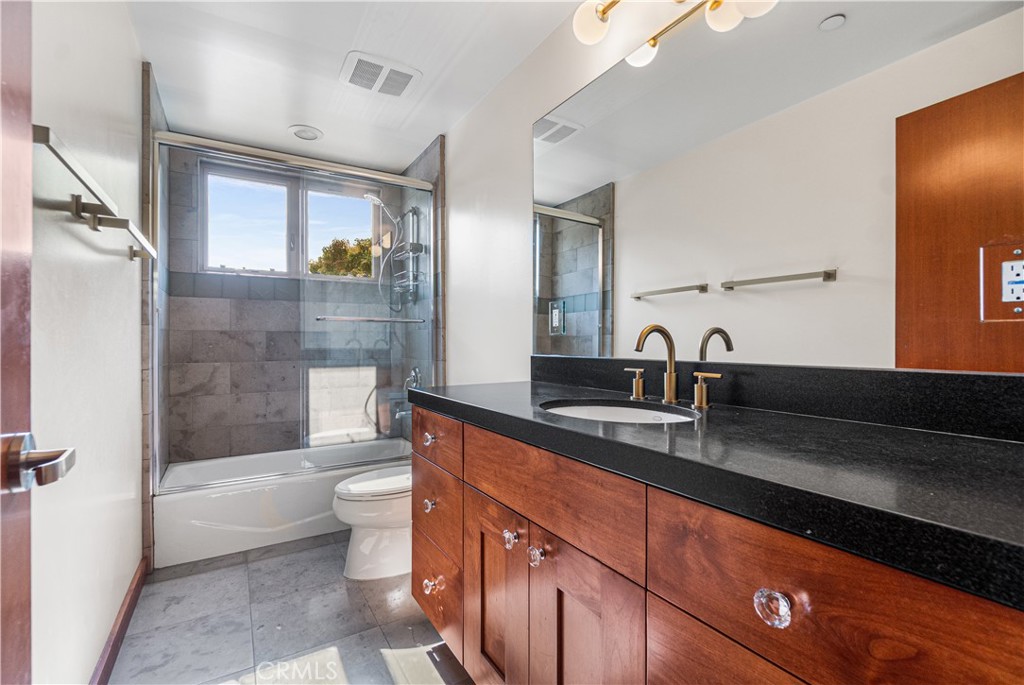 1542 Manhattan Beach Blvd