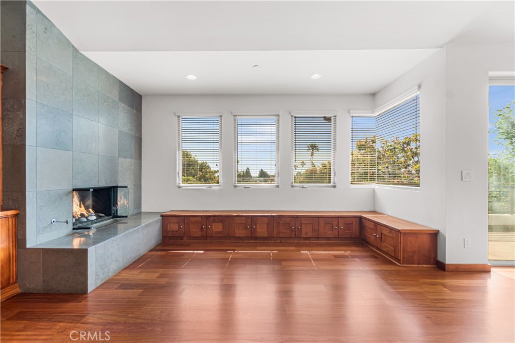 1542 Manhattan Beach Blvd