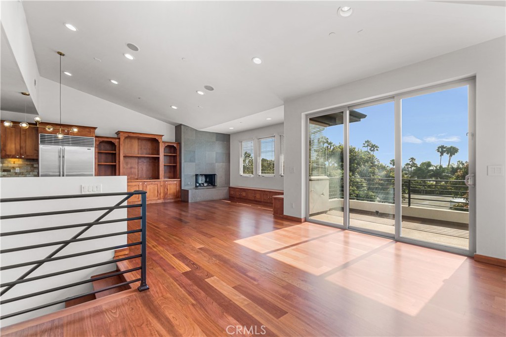 1542 Manhattan Beach Blvd