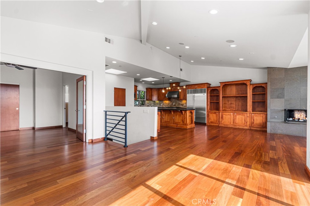 1542 Manhattan Beach Blvd