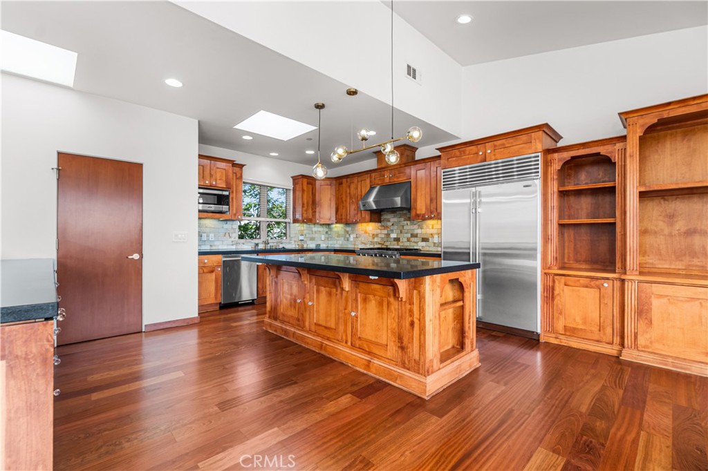 1542 Manhattan Beach Blvd