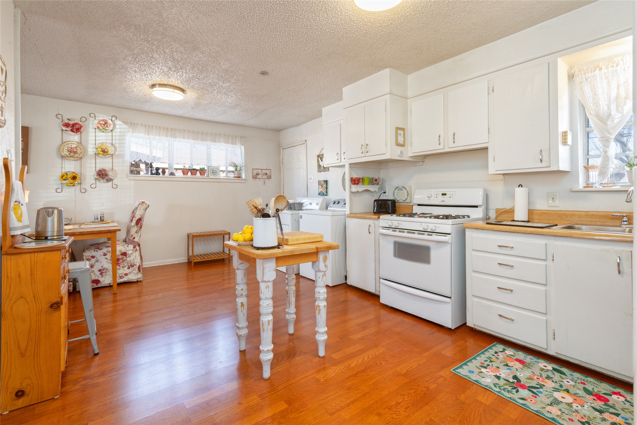 2209 N Mockingbird Lane
