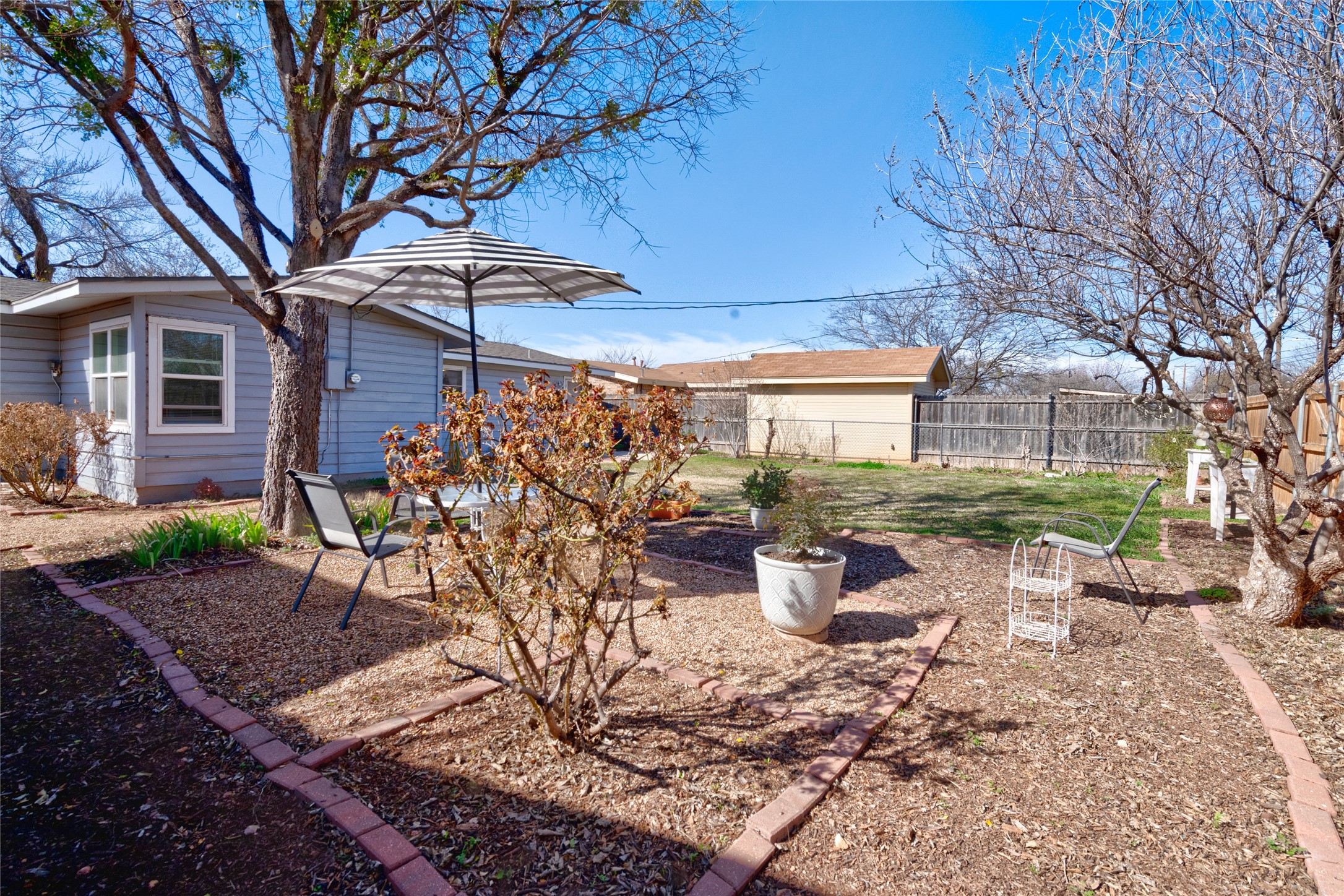 2209 N Mockingbird Lane