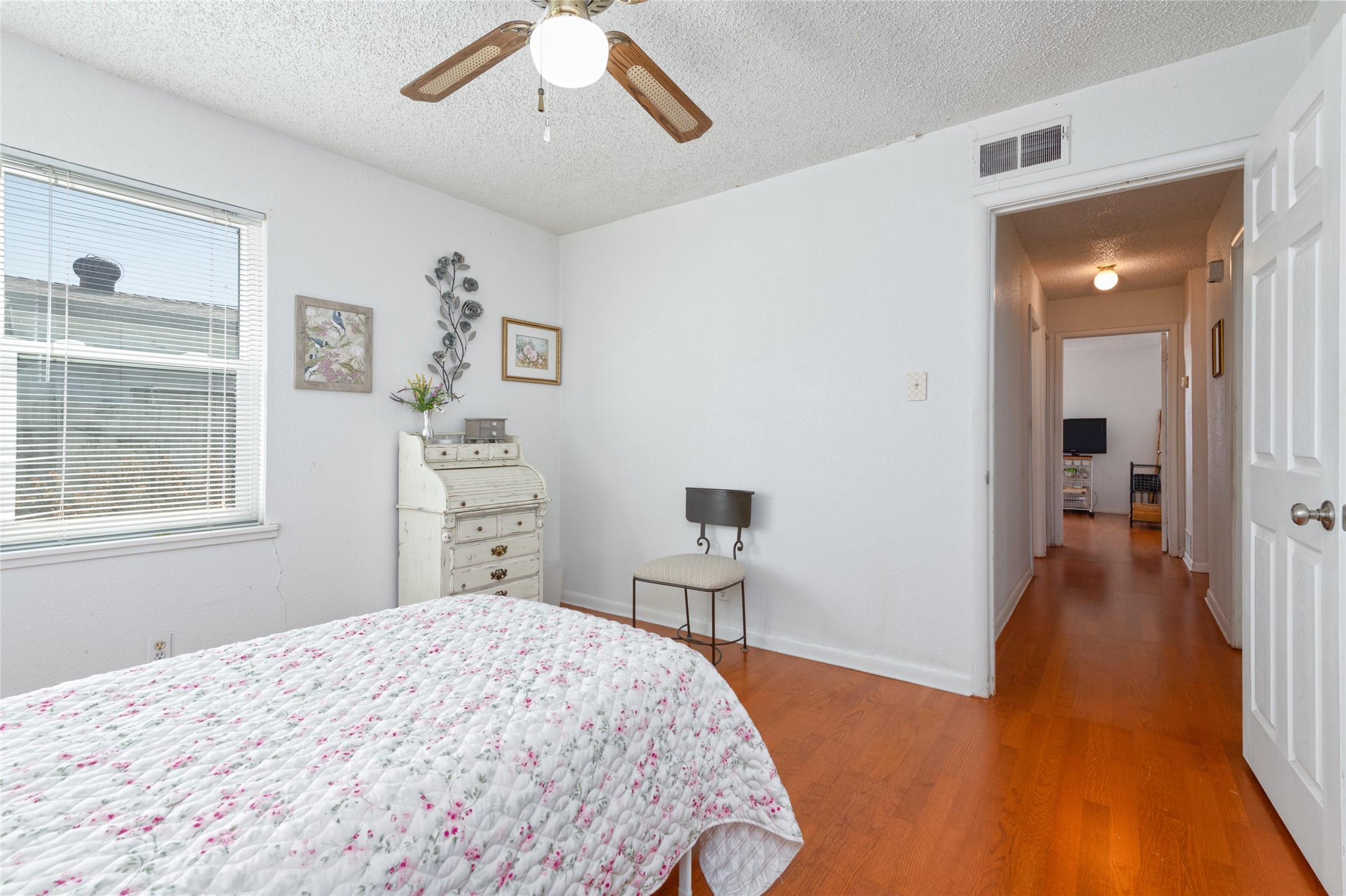 2209 N Mockingbird Lane