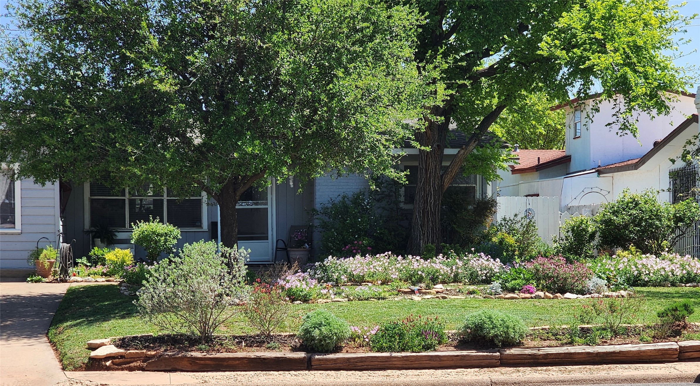 2209 N Mockingbird Lane