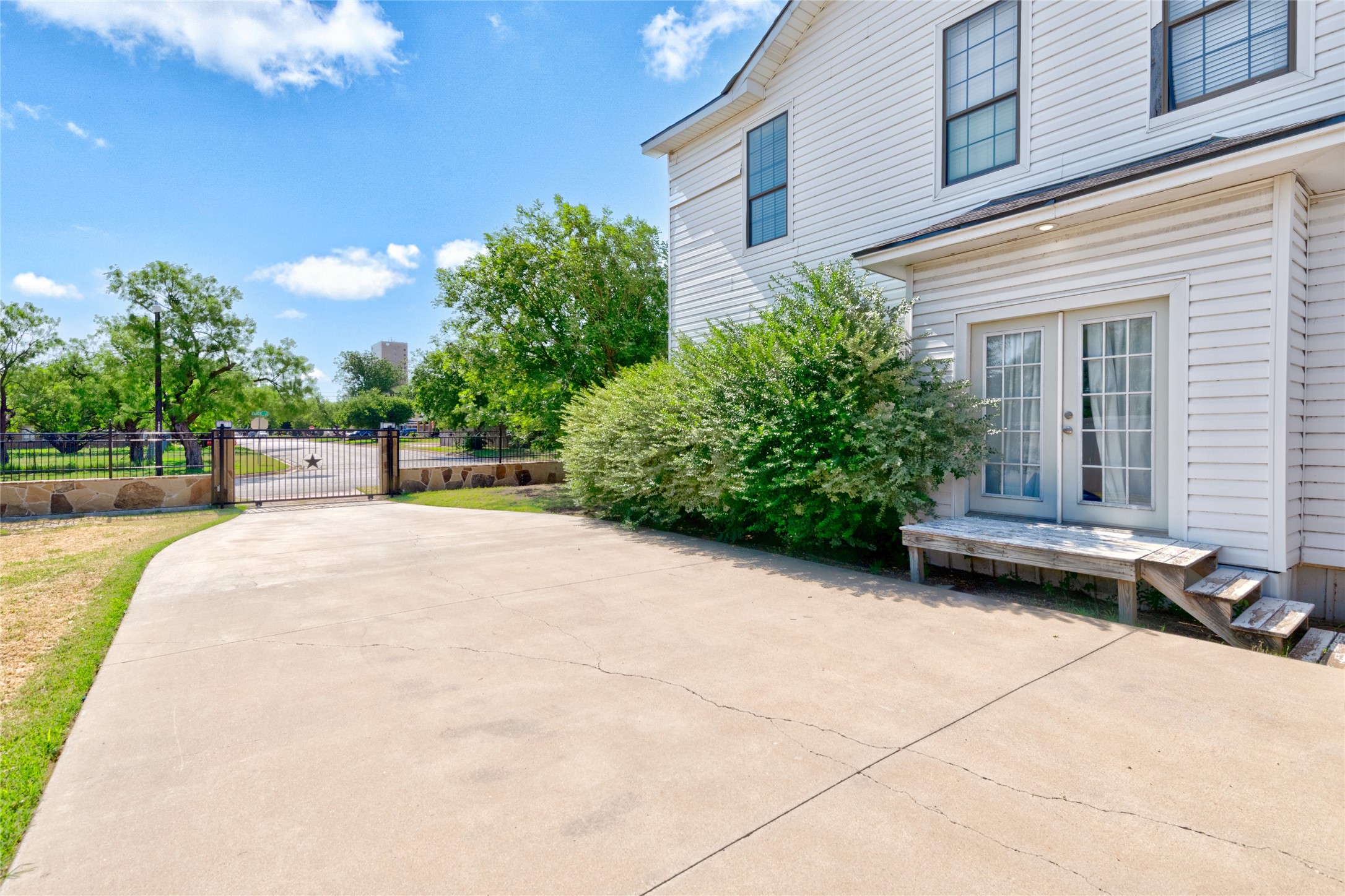 402 Peach Street