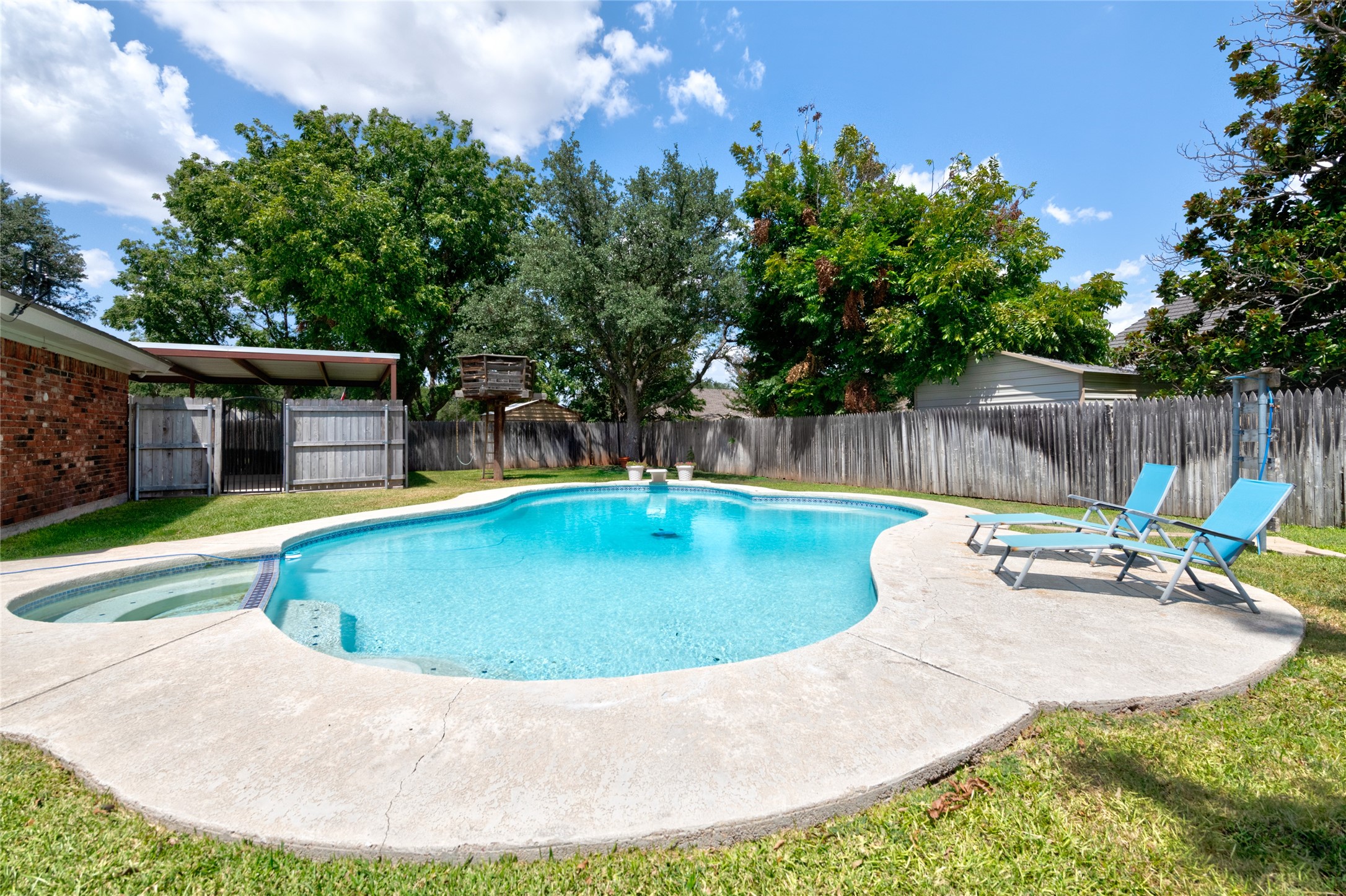 2542 Woodlake Drive