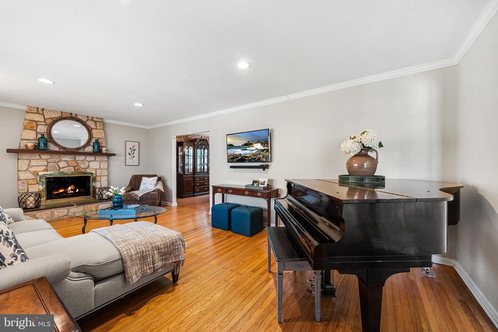 6 CYPRESS LANE