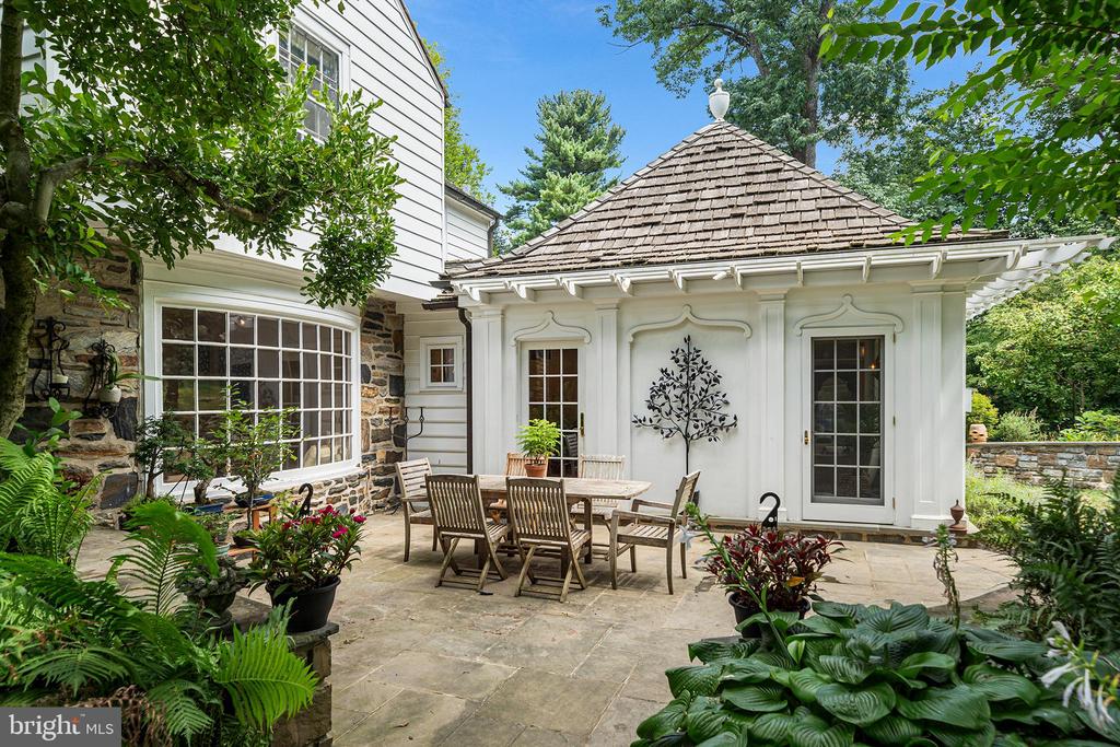 2 FAIRVIEW DRIVE