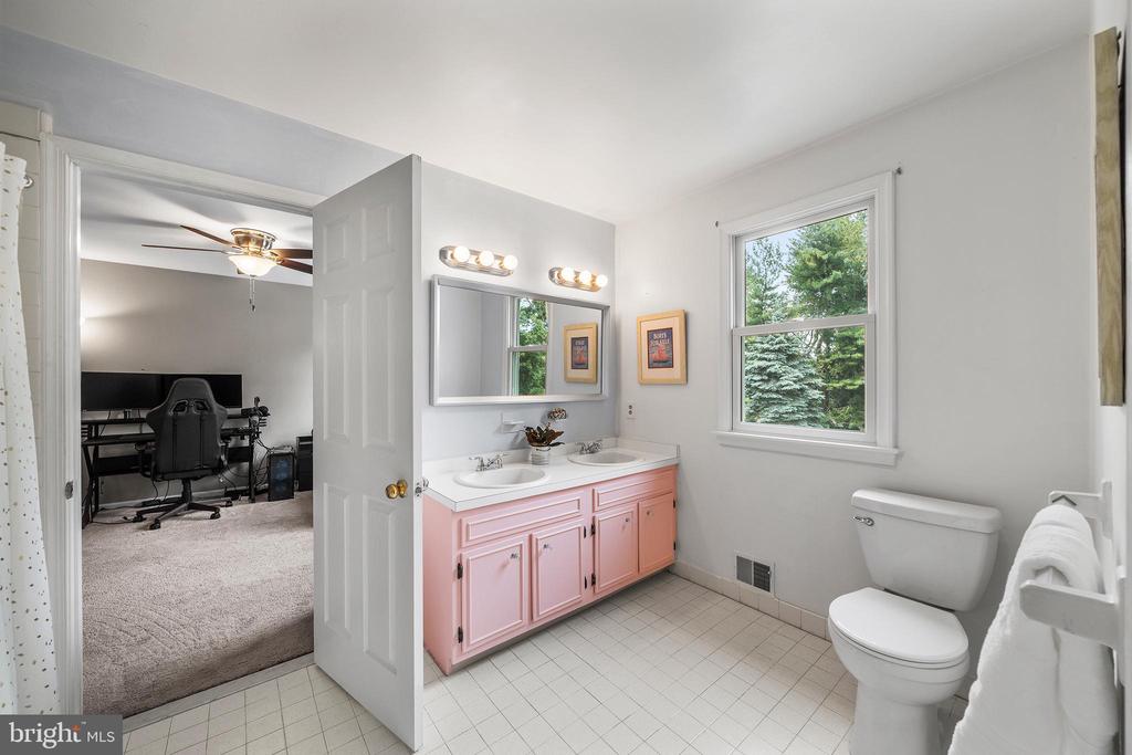 112 HUNT VALLEY CIRCLE