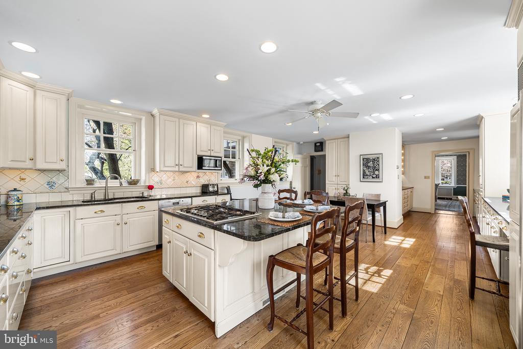 128 Rose Ln