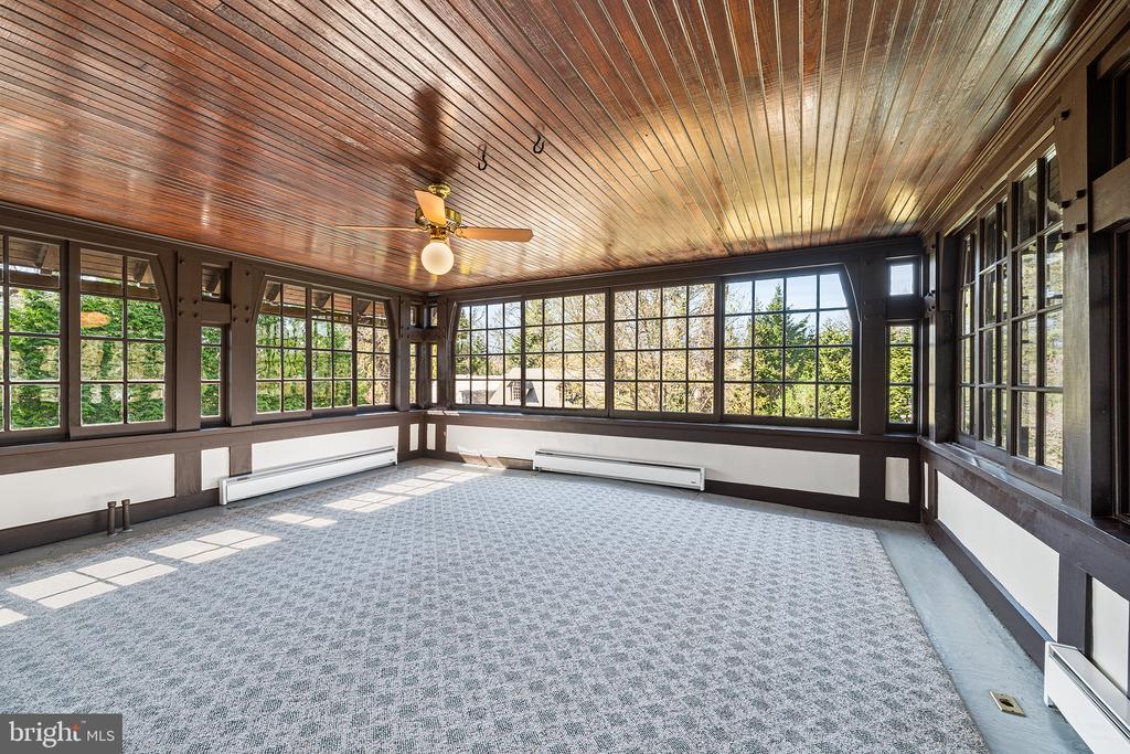 128 Rose Ln