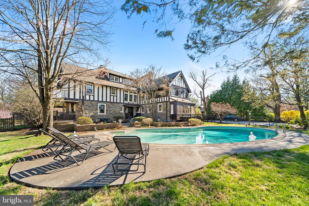 128 Rose Ln