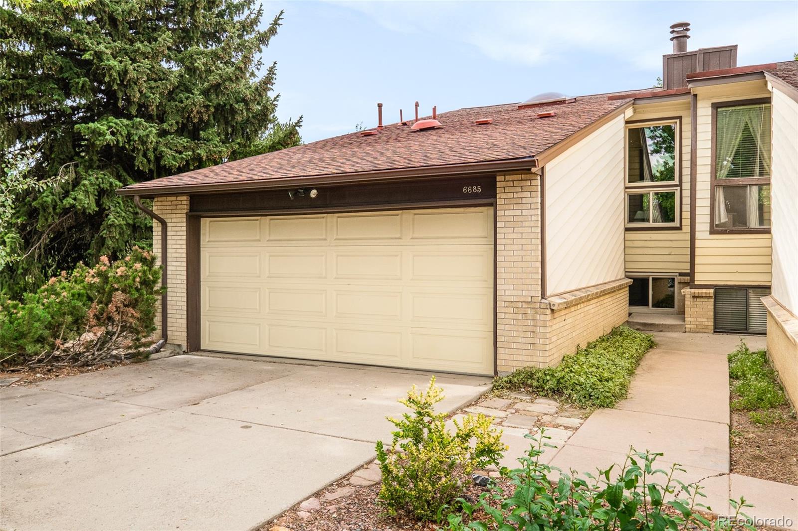 6685 W Mississippi Place