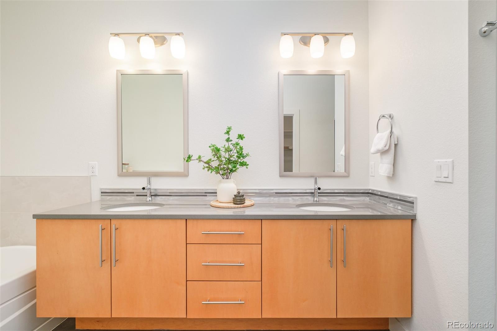 5054 Valentia Street Unit: 103