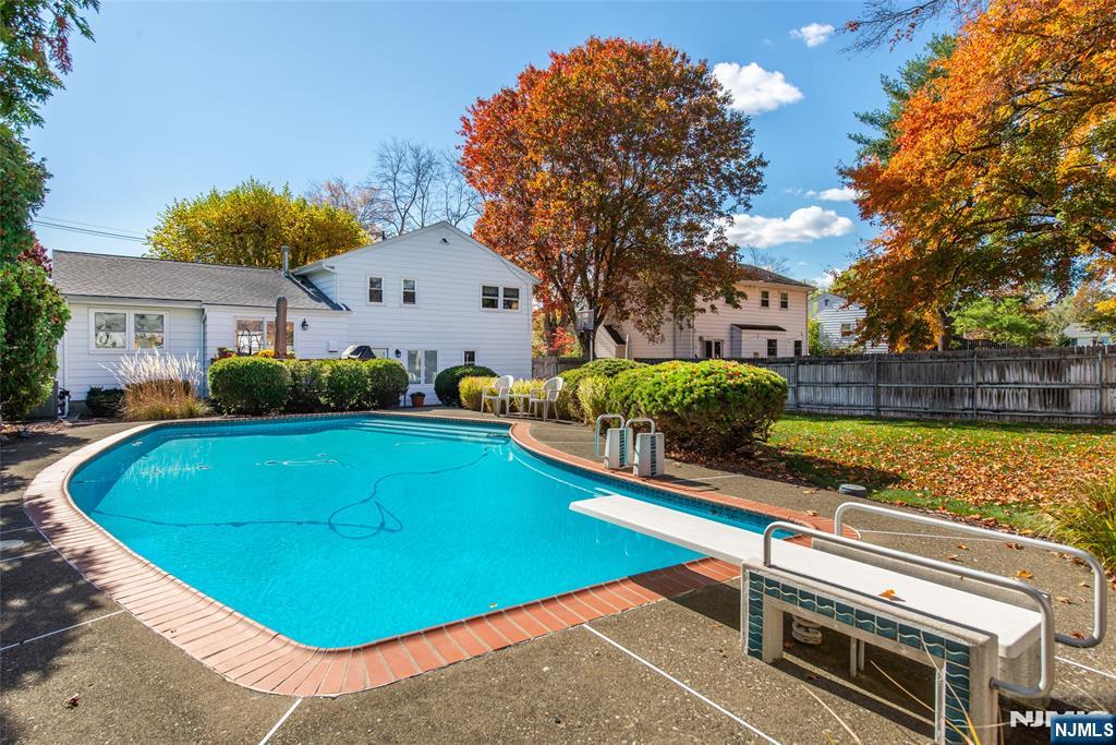 190 Meadowbrook Avenue