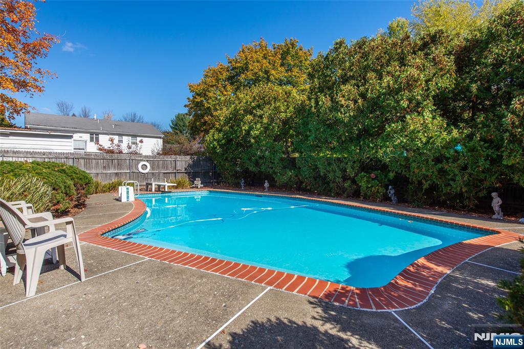 190 Meadowbrook Avenue