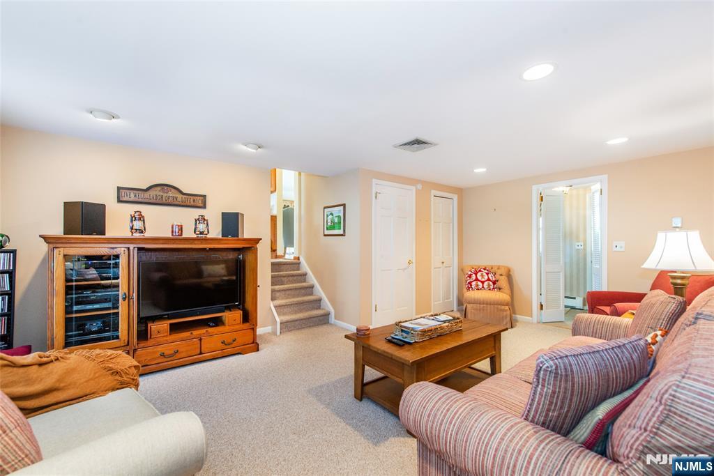 190 Meadowbrook Avenue