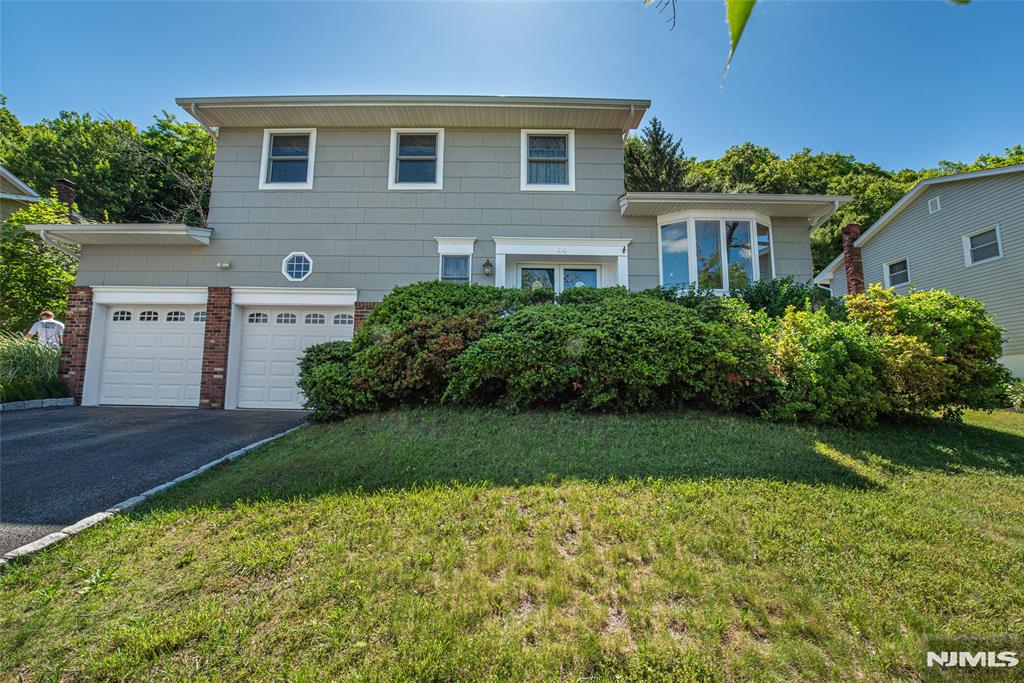 44 Molinari Drive