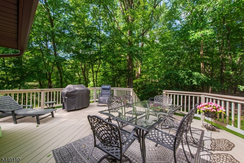 27 Dewey Dr