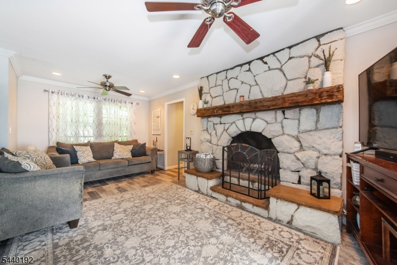 27 Dewey Dr