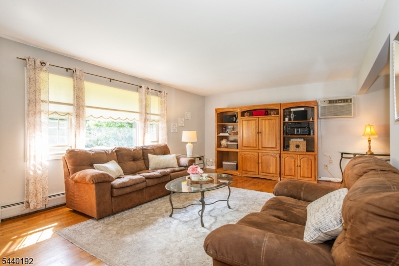 27 Dewey Dr