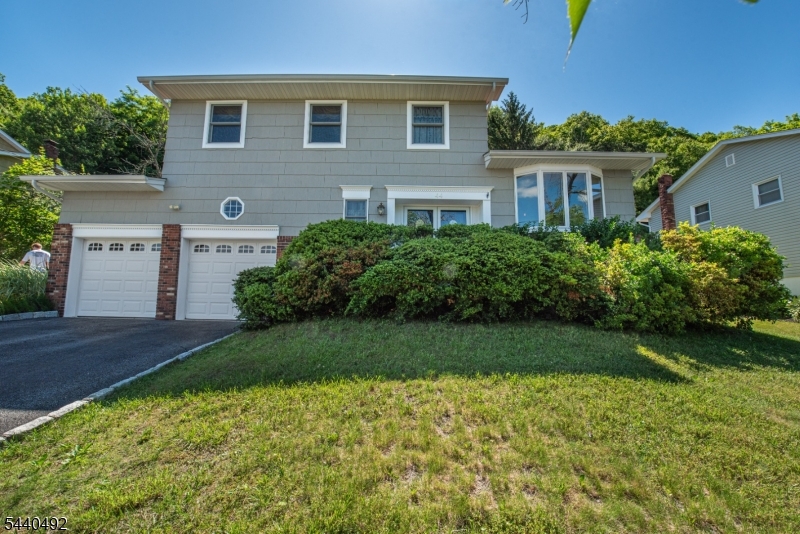 44 Molinari Dr