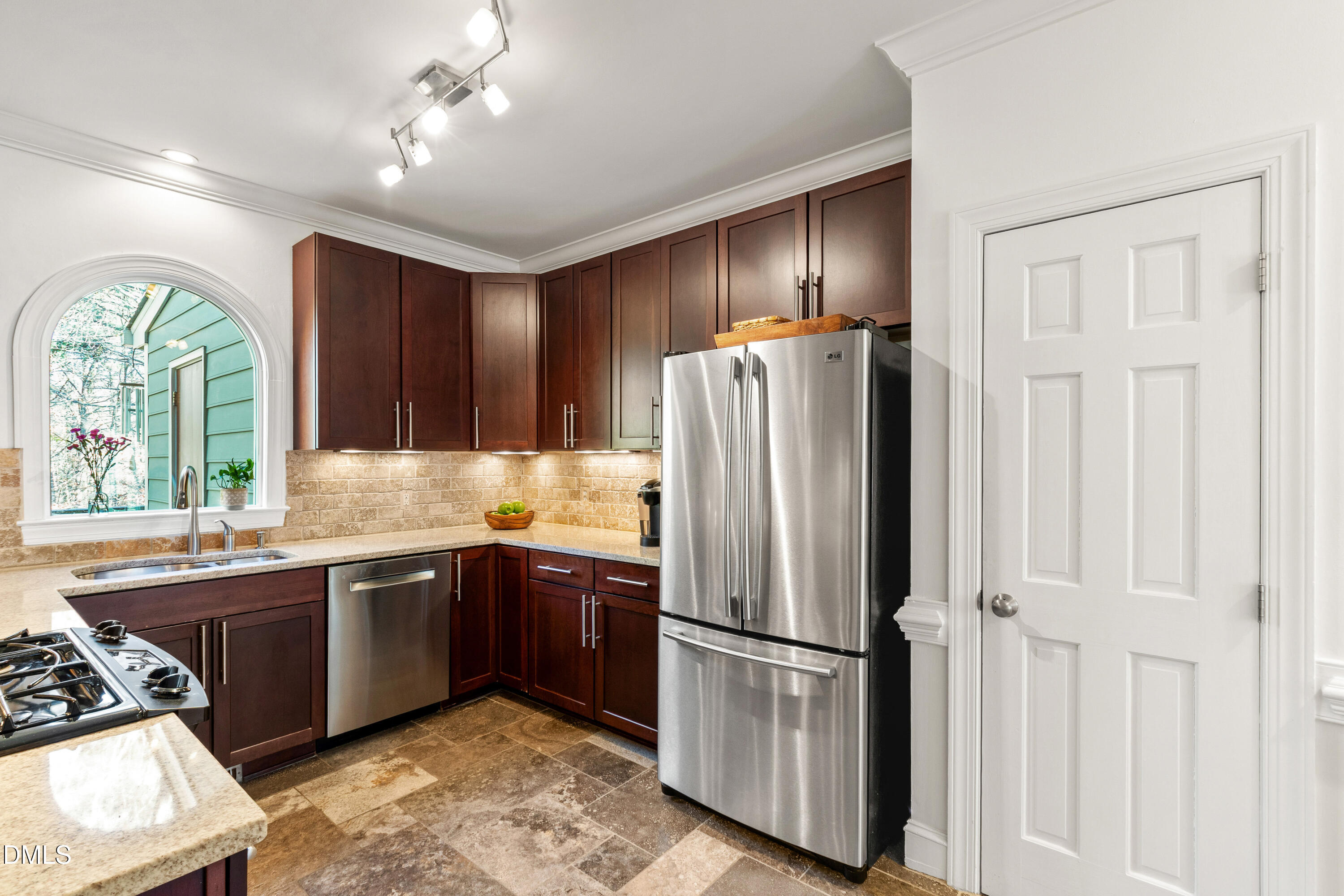 6840 Gloucester Road