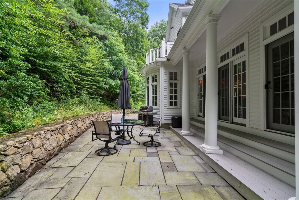 8 Stonemeadow Drive