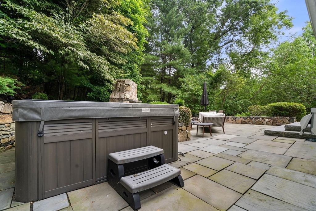 8 Stonemeadow Drive
